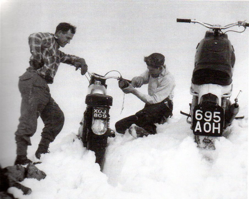 arreglando moto en la nieve