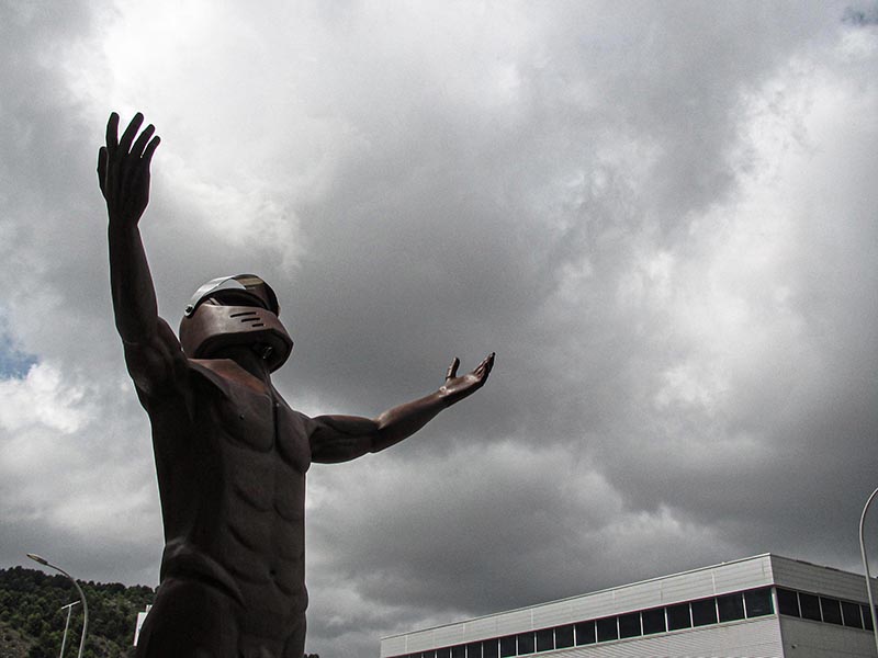Escultura homenaje al motorista caído